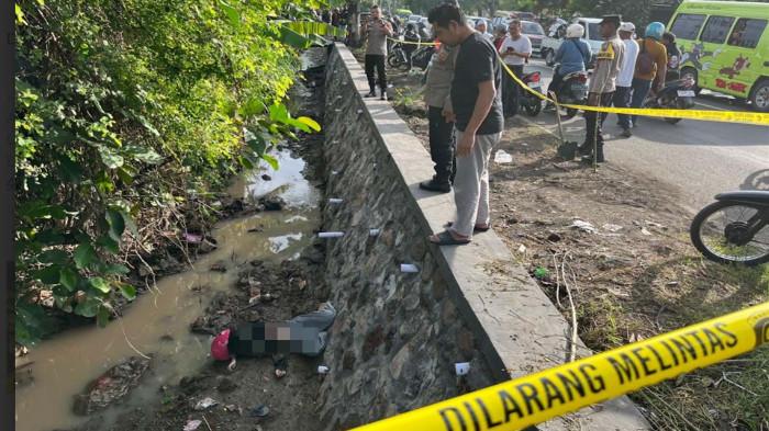 PENEMUAN JASAD KORBAN - Kondisi korban pembunuhan, seorang mahasiswi UMM saat ditemukan di sebuah sungai pinggir jalan Wonorejo, Kabupaten Pasuruan pada Selasa (16/12/2025) pagi. Terduga Pelaku pembunuhan yang disebut seorang oknum polisi di Probolinggo diamankan di Polda Jatim
