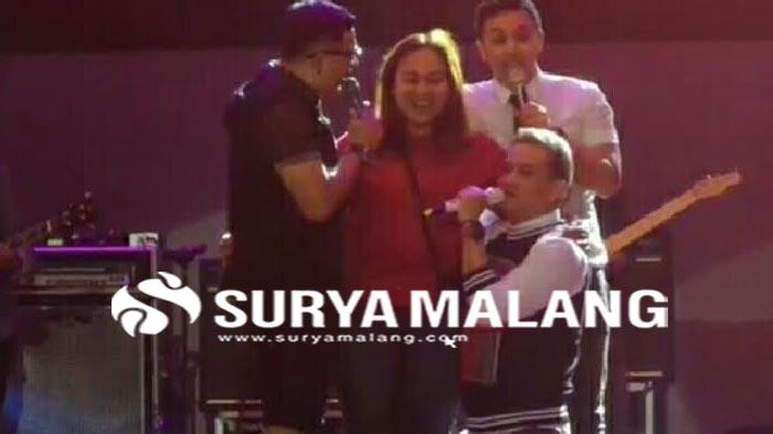 Meriah, Vokalis Kahitna Peluk dan Cium Fans saat Konser
