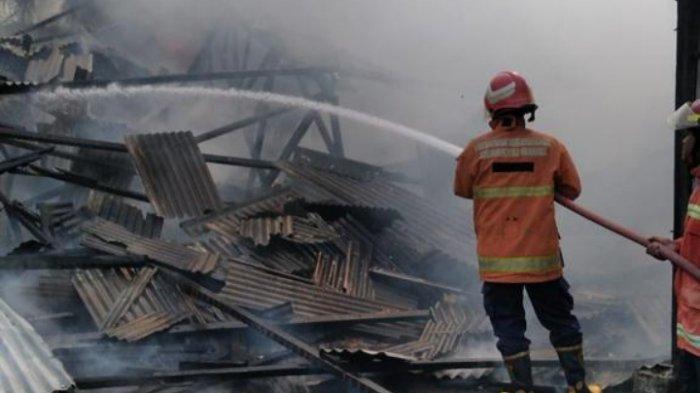 Kronologi Kebakaran Gudang Pabrik Kayu di Duduksampeyan, Gresik