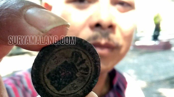 Ada Koin Tahun 1866 Dekat Reruntuhan Arca Kepala Manusia di Kelurahan Gedog, Sananwetan, Blitar