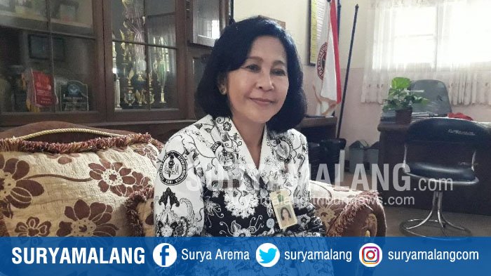 Siswi SMPN 3 Kota Malang Diajari Jujur saat Beli Pembalut
