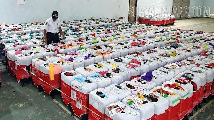 Barang-barang Aneh di Atas Ribuan Koper Calon Jamaah Haji asal Mojokerto