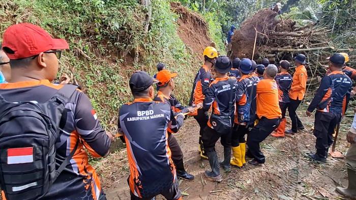 Longsor Tutup Jalan Desa di Kabupaten Madiun, Warga Desa Terisolir
