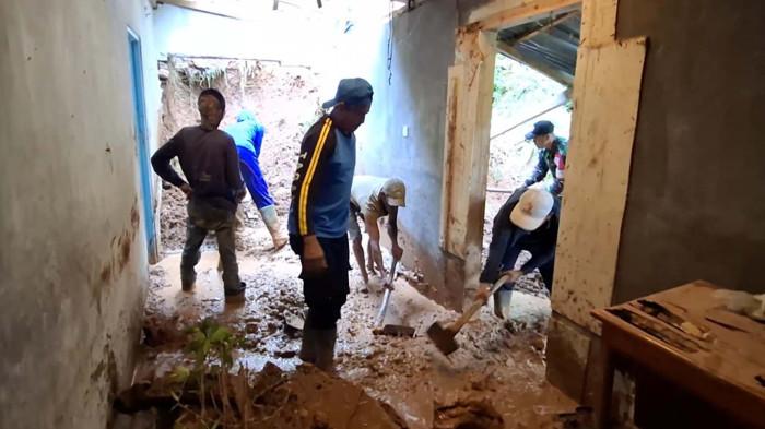 Tanah Longsor Terjang Rumah Warga Kecamatan Dagangan Kabupaten Madiun, Jebol Dinding Tembok