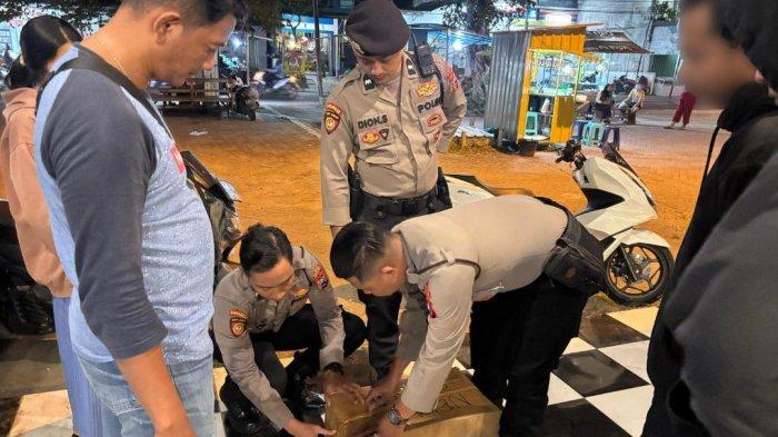 Kakak-Adik Asal Sidoarjo Diciduk saat Edarkan Miras Ilegal di Pasar Rakyat Jetis Mojokerto
