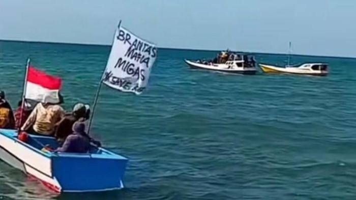 Tolak Rencana Tambang, Nelayan Pulau Kangean Madura Ramai-ramai Turun ke Laut, Usir Kapal Survei - Suryamalang.com