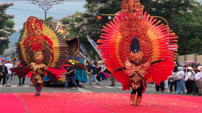 Peserta Art Flower Carnival 2025 Lebih Beragam, Ribuan Masyarakat Padati Jalan Pangsud Kota Batu