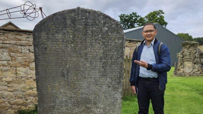 Pj Walikota Batu Aries Agung Paewai foto disamping Prasasti Sangguran di Skotlandia.(Prokopim Batu)