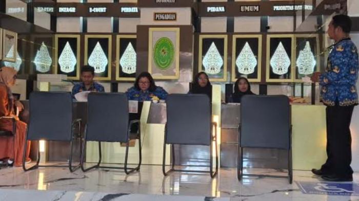 PELAYANAN - Suasana pelayanan pendaftaran sidang di Pengadilan Negeri Kabupaten Madiun, Rabu siang (1/10/2025).Untuk pertama kalinya, Pengadilan Negeri Kabupaten Madiun Tolak Permohonan Pergantian Kelamin