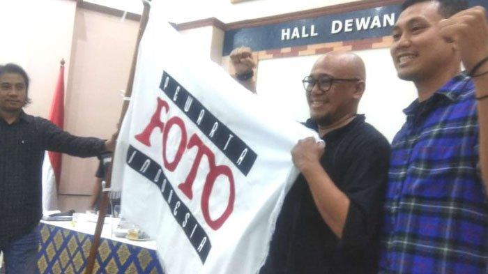 Reno Esnir (pegang bendera PFI) dan Hendra Eka terpilih menjadi Ketua Umum dan Sekretaris Jendral organisasi profesi Pewarta Foto Indonesia (PFI) Periode 2019-2022. 


Artikel ini telah tayang di suryamalang.com dengan judul Reno Esnir dan Hendra Eka Pimpin Pewarta Foto Indonesia (PFI) Periode 2019-2022, https://suryamalang.tribunnews.com/2019/12/06/reno-esnir-dan-hendra-eka-pimpin-pewarta-foto-indonesia-pfi-periode-2019-2022.
Penulis: Hayu Yudha Prabowo
Editor: Zainuddin