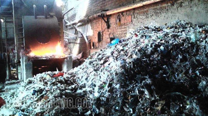 Tumpukan sampah impor siap dibakar untuk memanaskan tungku kedelai bahan baku tahu di Desa Tropodo, Kecamatan Krian, Sidoarjo.