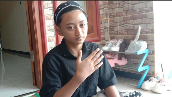 ALAMI LUKA - NSR yang merupakan santri asal Kota Malang dan menjadi korban selamat ambruknya Pondok Pesantren (Ponpes) Al Khoziny di Buduran, Sidoarjo saat menunjukkan lukanya ketika ditemui TribunJatim.com, Jumat (3/10/2025). Meski mengalami trauma, ia tetap bertekad kembali ke ponpes untuk melanjutkan pendidikannya.