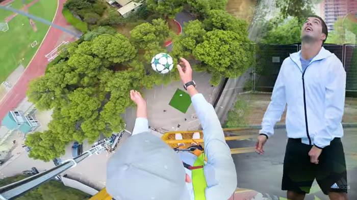 Lihat Videonya, Luis Suarez Sanggup Kontrol Bola Jatuh dari Ketinggian 35 Meter!