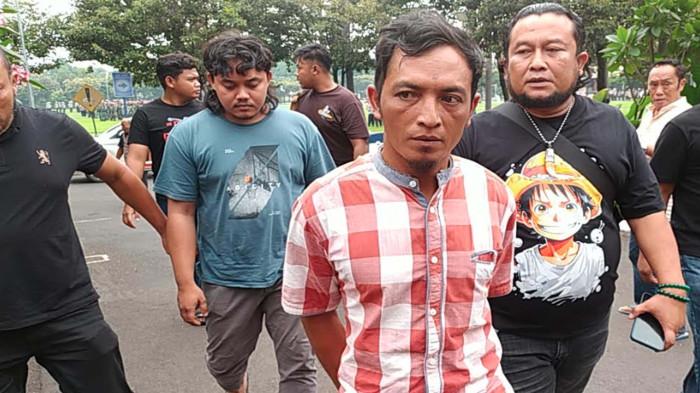 TERSANGKA KEDUA - Suyitno saat digiring petugas,Tim Jatanras di Mapolda Jatim, Jumat (19/12/2025). Warga di lingkungan tempat tinggal pelaku kedua pembunuhan mahasiswi UMM asal Probolinggo itu heran pria yang dikenal tak neko-neko itu terlibat pembunuhan bersama Bripka AS