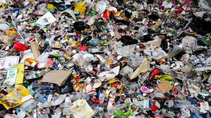 Sampah Makanan Merek Luar Negeri di Konflik Rusia Vs Ukraina, Ada Bungkus Mi Instan dari Indonesia