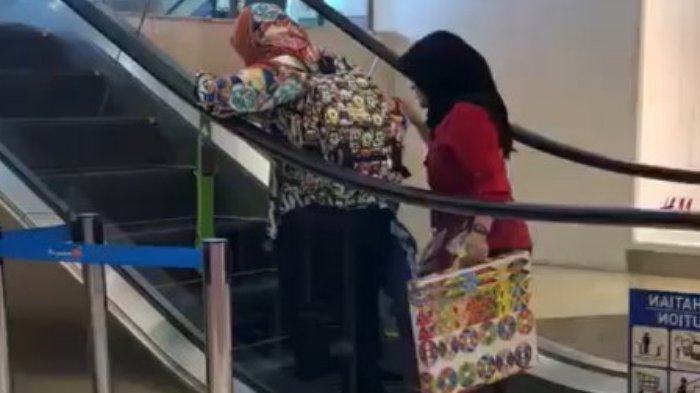 Apa yang Anda Pikirkan Saat Melihat Kelakuan 2 Emak-Emak Zaman Now Ini? Videonya Viral