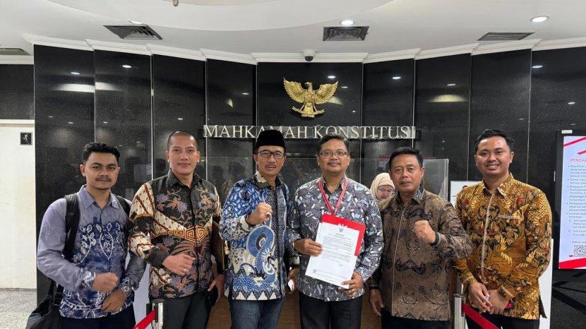Koordinator-Tim-Hukum-Khofifah-Emil-Edward-Dewaruci.jpg