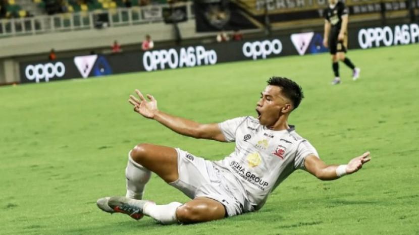 Madura-United-Ahmad-Nufiandani-menjebol-gawang-Dewa-United-di-Banten-International-Stadium.jpg