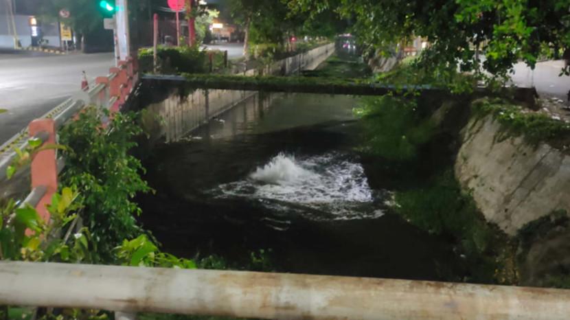 BREAKING NEWS : Semburan Air-Gas Misterius di Sungai Yakaya Rungkut Surabaya, Diduga Gas Alami