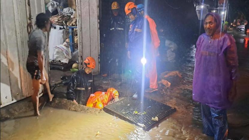 Banjir Luapan di Jalan Diponegoro Junrejo Kota Batu, Bak Arena Arung Jeram