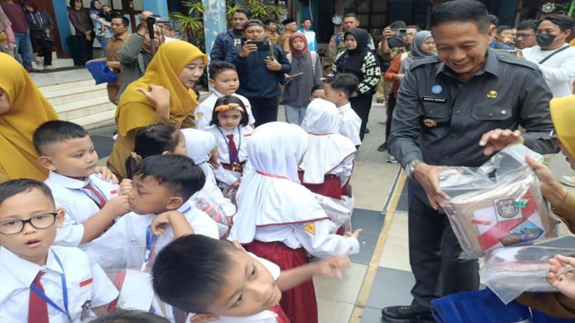 Alasan Distribusi Seragam Gratis di Kota Malang Baru Terealisasi 10 Persen, Meleset dari Target