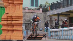 Aksi-pembalap-Kejuaraan-76-Indonesian-Downhill-IDH-Urban-2025-di-Desa-Ngadiwono-Pasuruan.jpg