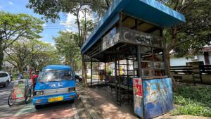 Angkot-menunggu-penumpang-di-halte-Jalan-Veteran-Kota-Malang.jpg