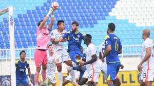 Arema-FC-Borneo-FC-berduel-udara-dengan-kiper.jpg