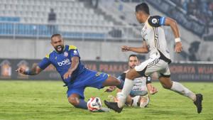Arema-FC-Dalberto-saat-melawan-Persija-Jakarta-dalam-laga-Super-League-20252026-Kanjuruhan.jpg