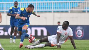 Arema-FC-Paulinho-Moccelin-Borneo-FC-Christophe-Nduwarugira.jpg
