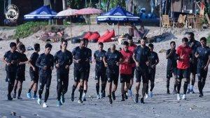Arema-FC-saat-latihan-di-pantai-kuta-Bali.jpg