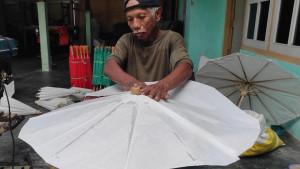 Asbani-kerajinan-payung-kertas-Kelurahan-Bendo-Kecamatan-Kepanjenkidul-Kota-Blitar.jpg