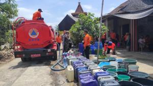 BPBD-Kabupaten-Blitar-melakukan-dropping-air-bersih-di-Desa-Dawuhan-Kecamatan-Kademangan.jpg