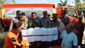 BPBD-Pamekasan-Polres-Pamekasan-mengirim-bantuan-air-bersih-ke-desa-yang-kekeringan.jpg
