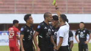 Bek-Persebaya-Surabaya-Leo-Lelis-kartu-kuning-dalam-laga-melawan-Persija-Jakarta.jpg