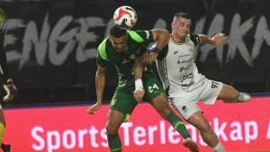 Bek-Persebaya-Surabaya-Leo-Lelis-kiri-dalam-laga-melawan-Persija-Jakarta-di-GBT.jpg