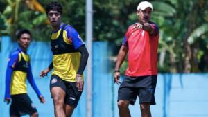 Berita-Arema-FC-Hari-Ini-Populer-Head-to-head-Ketat-Lawan-PSM-Makassar-Tradisi-Cari-Pelatih-Mirip.jpg