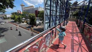 Bocah-melihat-kendaraan-dari-Jembatan-Penyeberangan-Orang-JPO-di-Jalan-Merdeka-Utara-Kota-Malang.jpg
