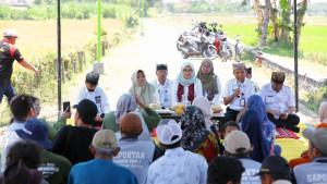 Bupati-Banyuwangi-Ipuk-Fiestiandani-berdialog-bersama-para-petani.jpg