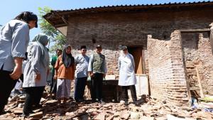 Bupati-Banyuwangi-Ipuk-Fiestiandani-mendatangi-korban-terdampak-gempa-57-magnitudo.jpg