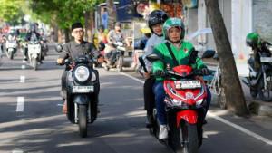 Bupati-Banyuwangi-Ipuk-Fiestiandani-naik-ojek-online-saat-berangkat-ke-kantor-Jumat-1292025.jpg