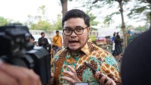 Bupati-Kediri-Hanindhito-Himawan-Pramana-saat-acara-Kediri-Fashion-Batik-Festival.jpg