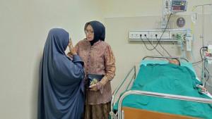 Bupati-Lumajang-Indah-Amperawati-Masdar-menjenguk-pelajar-yang-menjadi-korban-kecelakaan.jpg