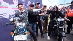 Bupati-Sidoarjo-Subandi-dan-Wakil-Bupati-Mimik-Idayana-saat-hadir-di-acara-dragbike-street-race.jpg