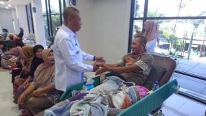 Bupati-Tulungagung-Gatut-Sunu-Wibowo-menyapa-pasien-RSUD-dr-Iskak.jpg