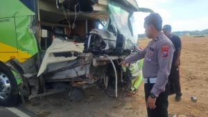 Bus-Gunung-Harta-kecelakaan-dengan-truk-di-Jalan-Raya-Desa-Panyepen-Kecamatan-Jrengik-Sampang.jpg