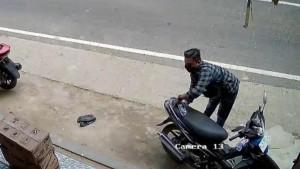 CCTV-maling-membuka-jok-sepeda-motor-dan-mengambil-uang-Rp-50-juta-Sampang-Madura.jpg