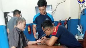 Damkar-Kabupaten-Kediri-menolong-warga-jarinya-terjepit-cincin-dan-tak-bisa-dilepaskan.jpg