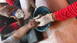 Damkar-Kabupaten-Nganjuk-berupaya-melakukan-pelepasan-cincin-dengan-gerinda-mini.jpg