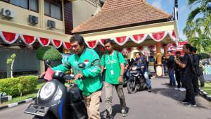 Driver-ojol-Imron-menuntut-sepeda-motornya-di-Mapolresta-Banyuwangi-Kamis-1182025.jpg